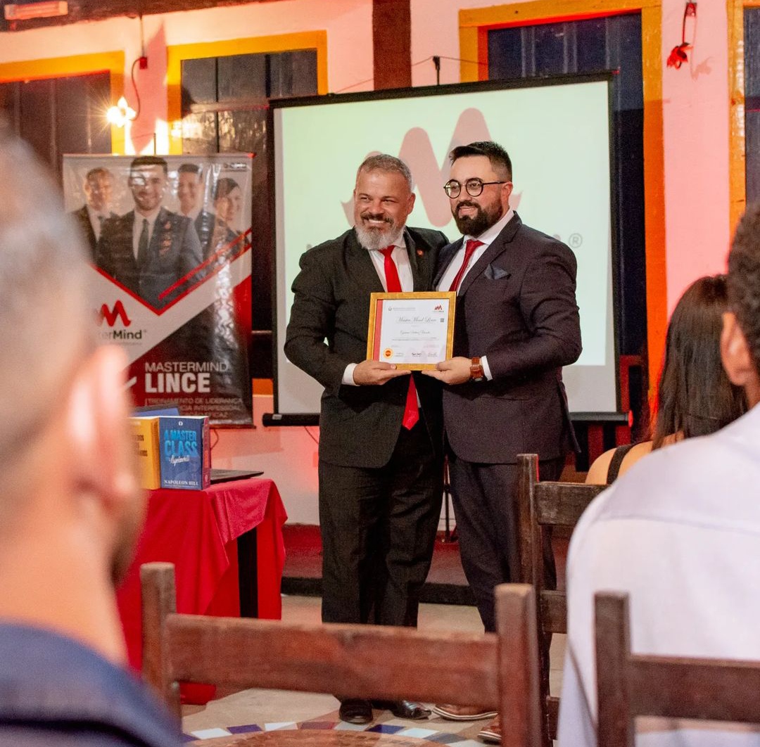 Gustavo recebendo certificado Mastermind