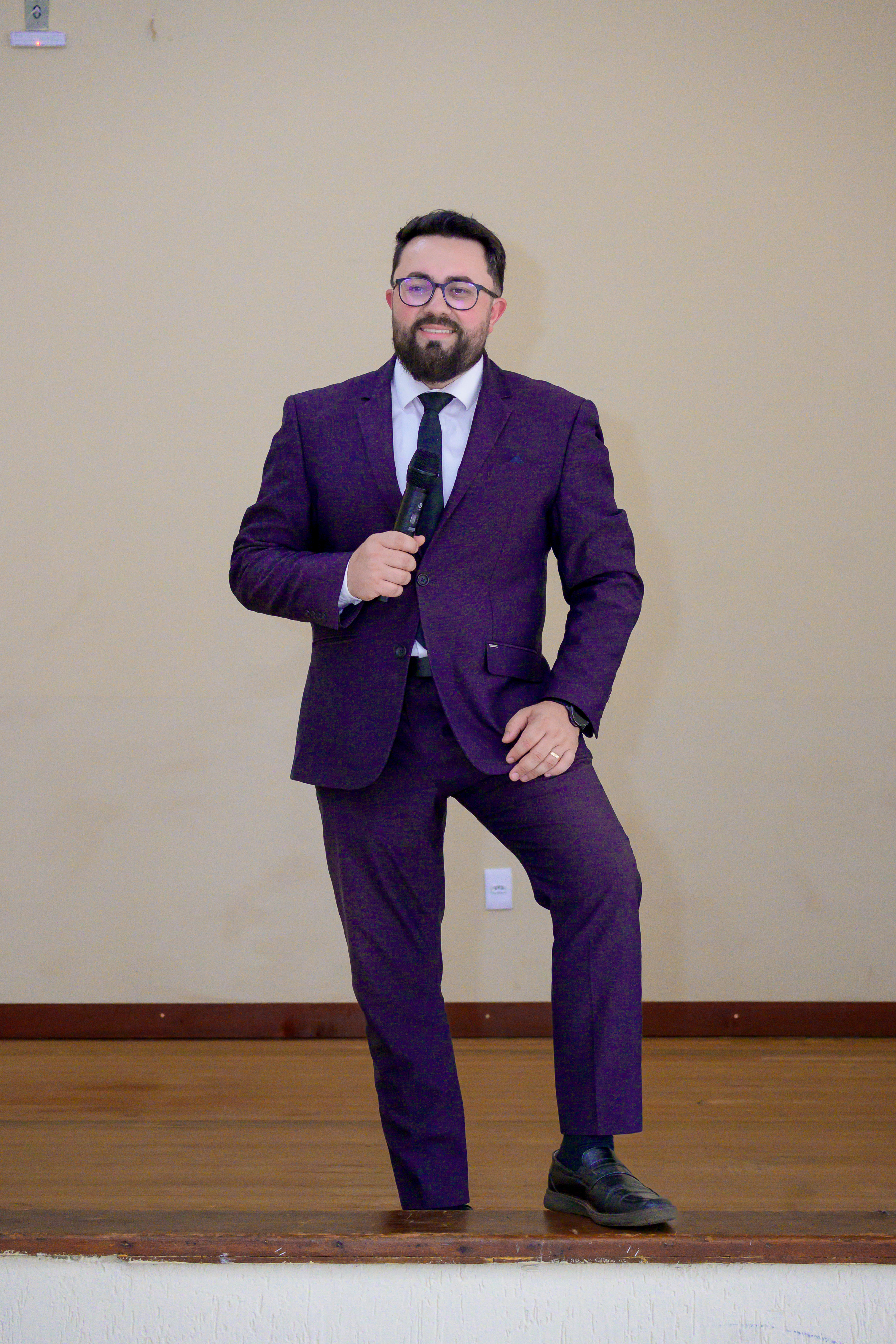 Gustavo Bunde palestrando de corpo inteiro
