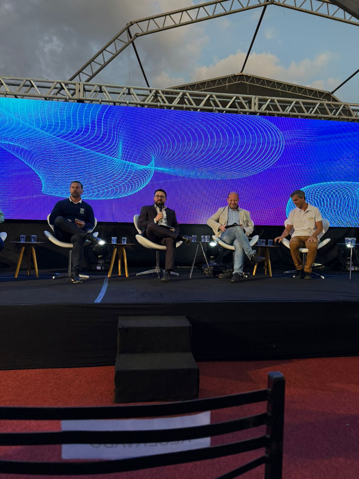 Painel em palco com LED azul